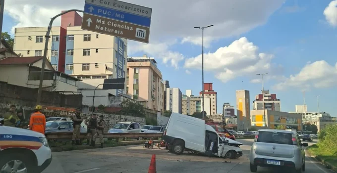 Tragédia na Via Expressa: Um Morre e Outro Fica Ferido Após Fiorino Colidir com Poste em BH