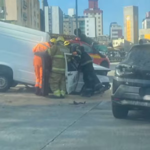 Tragédia na Via Expressa: Motorista morre ao colidir furgão contra poste em Belo Horizonte