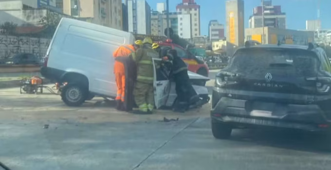 Tragédia na Via Expressa: Motorista morre ao colidir furgão contra poste em Belo Horizonte