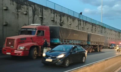Motorista morre atropelado por outro caminhão ao tentar consertar carreta com defeito na BR-365, em Uberlândia