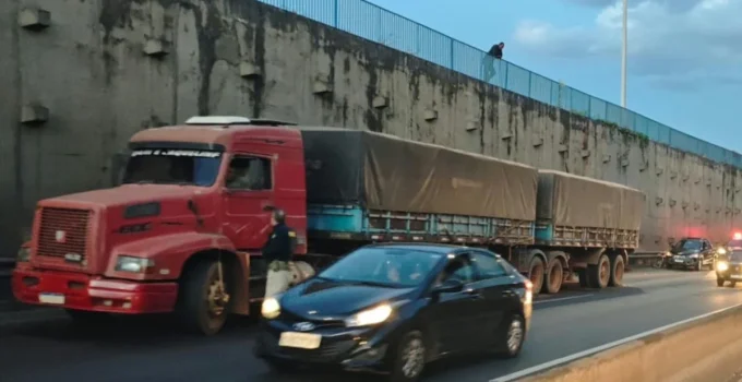 Motorista morre atropelado por outro caminhão ao tentar consertar carreta com defeito na BR-365, em Uberlândia