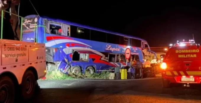 Tragédia na BR-050: Ônibus com fiéis da Igreja Batista colide com carreta em Uberaba, deixando dois mortos e mais de 30 feridos