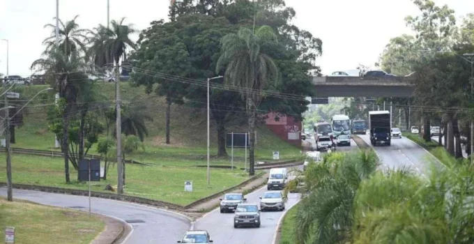 Óleo na Luiz Paulo Franco: Derramamento Causa Caos e Risco de Acidentes no Belvedere, BH