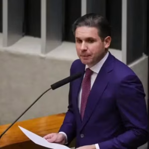 CNI entrega manifesto a Hugo Motta contra fim da escala 6x1 e alerta para R$ 267 bi em custos