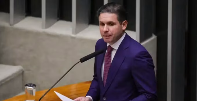 CNI entrega manifesto a Hugo Motta contra fim da escala 6x1 e alerta para R$ 267 bi em custos