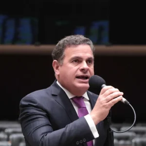 Deputado do PL e ex-assessora firmam acordo com PGR e devolverão R$ 1,4 milhão por "funcionários fantasmas"