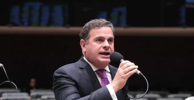 Deputado do PL e ex-assessora firmam acordo com PGR e devolverão R$ 1,4 milhão por "funcionários fantasmas"