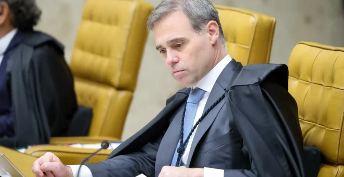 Ricardo Salles aciona STF contra urgência de projeto do governo sobre escala de trabalho