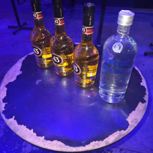 PM apreende garrafas de vodka e licor adulterados em bar na Avenida Guarapari, em BH; dono é preso