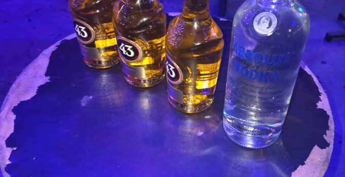 PM apreende garrafas de vodka e licor adulterados em bar na Avenida Guarapari, em BH; dono é preso