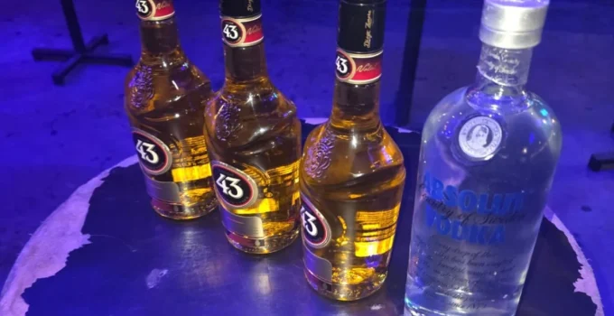 Operação Baco apreende bebidas falsas e contrabandeadas em bares da Pampulha, em BH