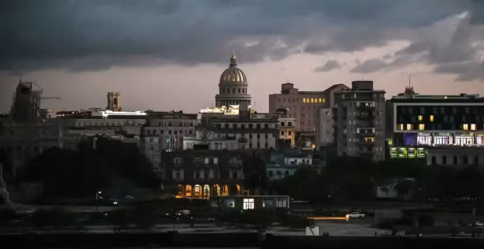 Trump impõe novas sanções a Cuba e acusa regime de ameaça à segurança nacional