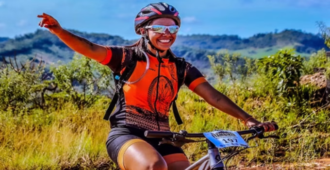Influenciadora de 30 anos morre atropelada por carro durante prova de ciclismo em Itabira, MG