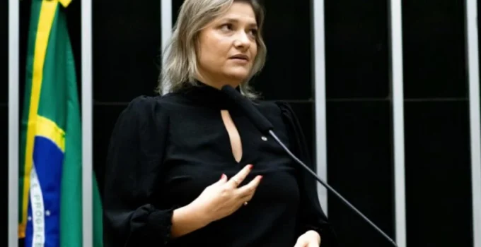 Deputada do Psol aciona OEA contra lei da dosimetria e alega risco à democracia