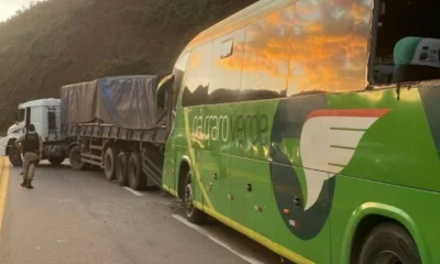 Ônibus da Pássaro Verde colide com carreta na BR-356 e deixa quatro feridos em Itabirito