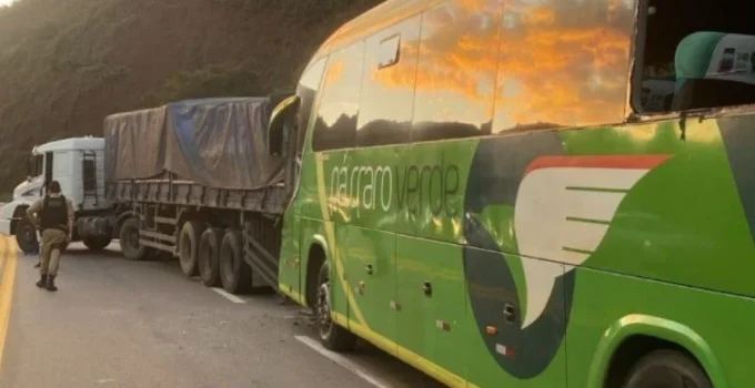 Ônibus da Pássaro Verde colide com carreta na BR-356 e deixa quatro feridos em Itabirito