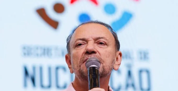 Presidente do PT admite erro na não assinatura da CPI do Banco Master e critica cenário político