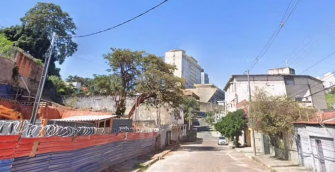 Homem morre atacado por cães após invadir lote com obra em Belo Horizonte