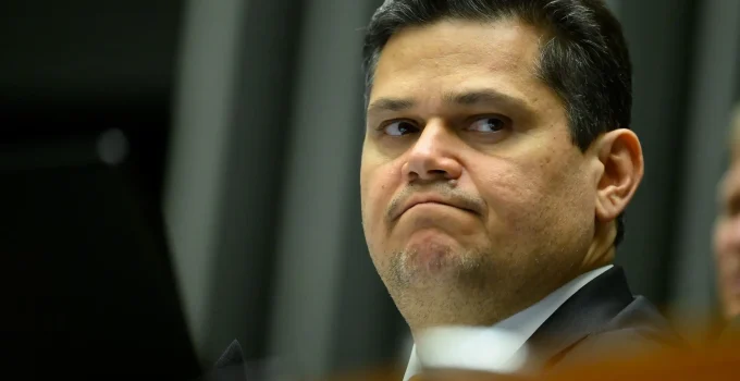 Alcolumbre: o 'borracheiro alegre' que desafia a imprensa e molda o futuro do Senado