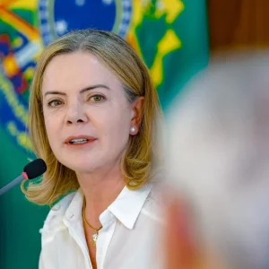 Gleisi Hoffmann: Governo não pode disputar eleição com 'inimigo dentro de casa'