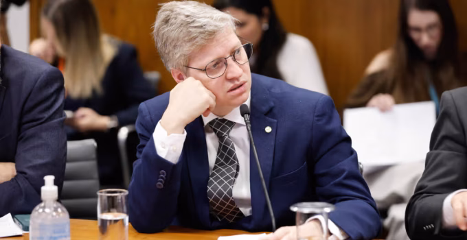 Deputado aciona CNJ contra presidente do TST após fala sobre 'juízes vermelhos'