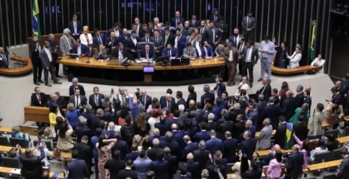 Conselho de Ética da Câmara vota suspensão de 3 deputados por ocupação de plenário