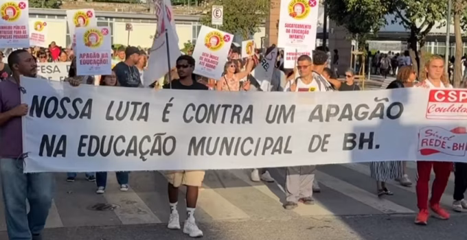 Professores da rede municipal de BH mantêm greve por tempo indeterminado e criticam gestão de Álvaro Gaudêncio