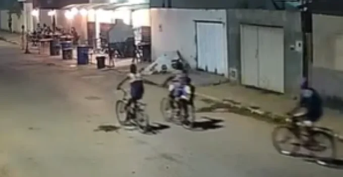 Câmera flagra ciclista sendo atropelado na frente da família em Capitão Enéas, Norte de Minas