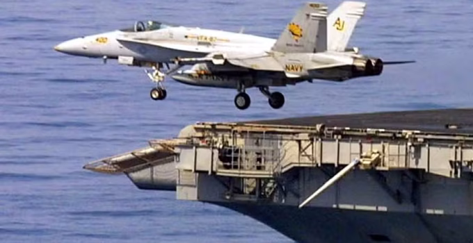 Caça Americano Ataca Petroleiro Iraniano no Golfo de Omã em Meio a Bloqueio Naval Imposto pelos EUA