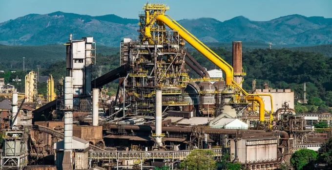 Usiminas destina quase R$ 1 bilhão para planta de Ipatinga em 2026, focando em modernização e sustentabilidade
