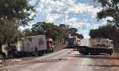Tragédia no Triângulo Mineiro: Motorista de caminhão morre após carga de morangos tombar em rodovia