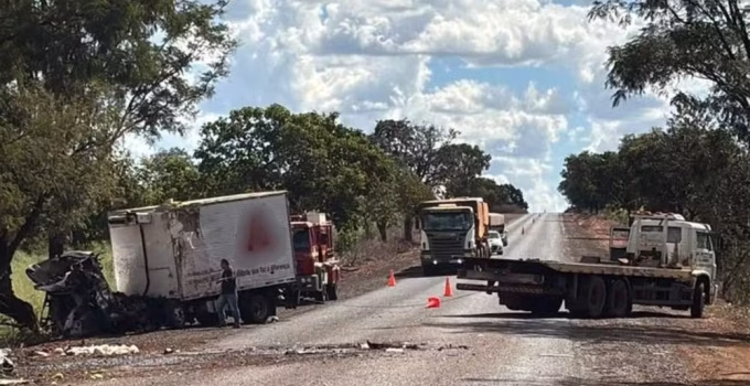 Tragédia no Triângulo Mineiro: Motorista de caminhão morre após carga de morangos tombar em rodovia