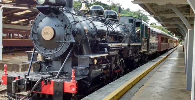 Trem das Águas: Maria-Fumaça histórica em Minas oferece culinária mineira e bebidas à vontade em viagem de 2 horas