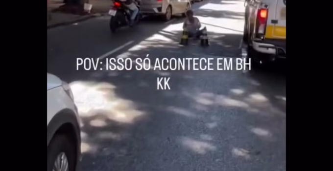 Mulher interdita rua no Centro de BH com cones para beber pinga e causa transtorno no trânsito