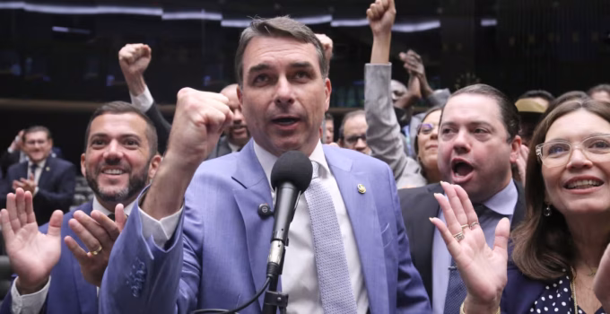 Flávio Bolsonaro minimiza convite a Ciro Nogueira para vice: 'Uma cortesia'