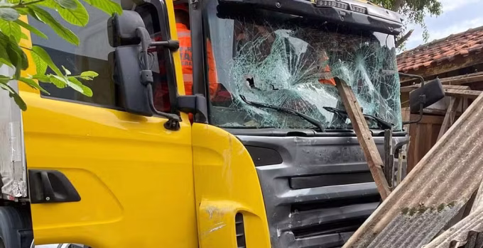 Motorista de 54 anos morre após mal súbito e colisão com serraria em Itajubá, Sul de Minas