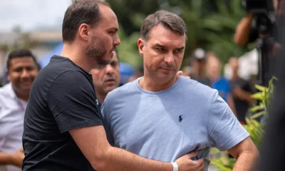Carlos Bolsonaro diz que Flávio aprenderá com 'erros' de Jair e mira Senado