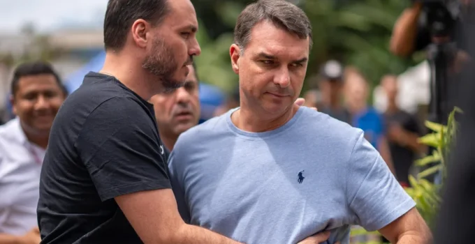 Carlos Bolsonaro diz que Flávio aprenderá com 'erros' de Jair e mira Senado