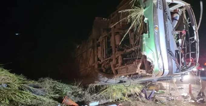 Acidente com ônibus em Diamantina deixa mortos e feridos; Hemocentro pede doações de sangue urgentes