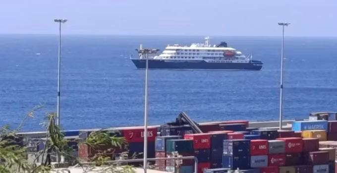 Disputa entre Governo Espanhol e Ilhas Canárias por Navio com Hantavírus Expõe Tensões Regionais