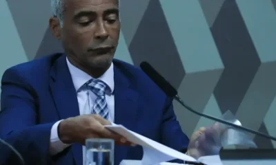 Justiça bloqueia contas de Romário por dívida, mas encontra saldo zerado