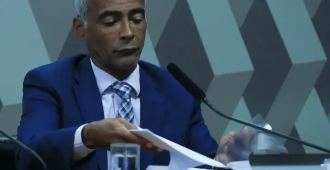 Justiça bloqueia contas de Romário por dívida, mas encontra saldo zerado