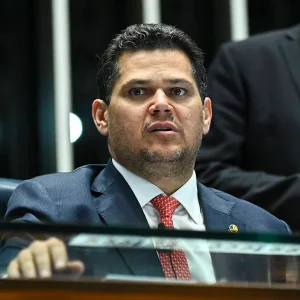 Alcolumbre falta a evento de Lula no Planalto após rejeição de indicado ao STF
