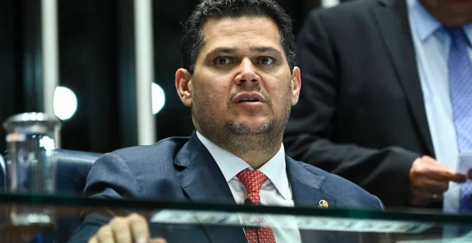 Alcolumbre falta a evento de Lula no Planalto após rejeição de indicado ao STF