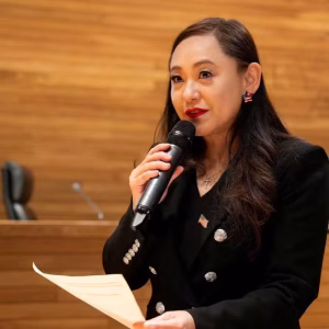 Prefeita de cidade na Califórnia renuncia após admitir ser agente da China
