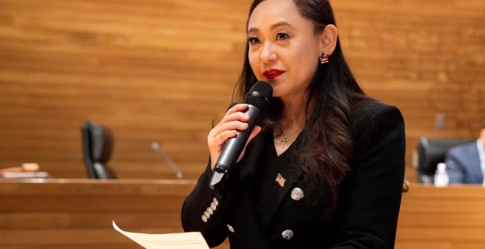 Prefeita de cidade na Califórnia renuncia após admitir ser agente da China