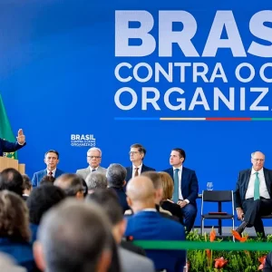 Governo Lula destina verba irrisória para combate ao crime organizado frente ao lucro estimado
