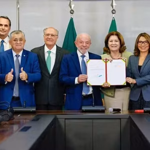 Lula revoga 'taxa das blusinhas' em meio a pressão política e antes das eleições