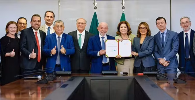 Lula revoga 'taxa das blusinhas' em meio a pressão política e antes das eleições