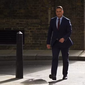 Crise no Partido Trabalhista: Ministro da Saúde Britânico Prepara Renúncia para Desafiar Liderança de Keir Starmer